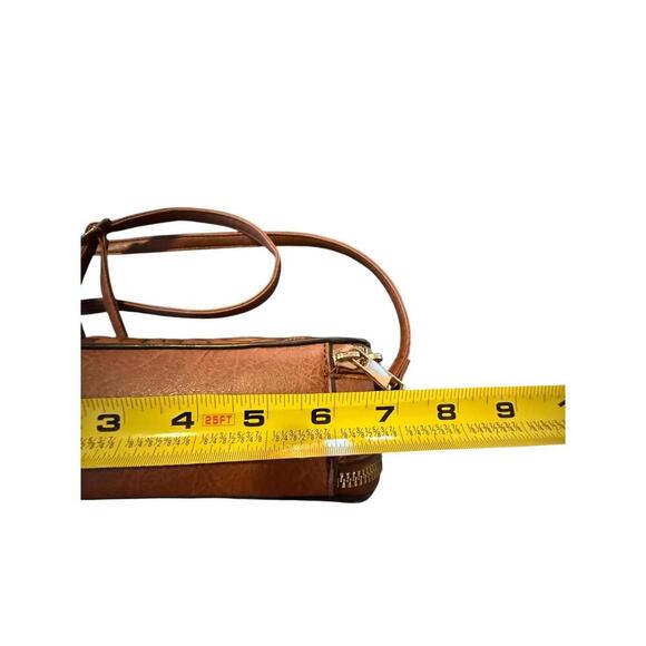 Stylish Embossed Crossbody Bag - Picture 3 of 7